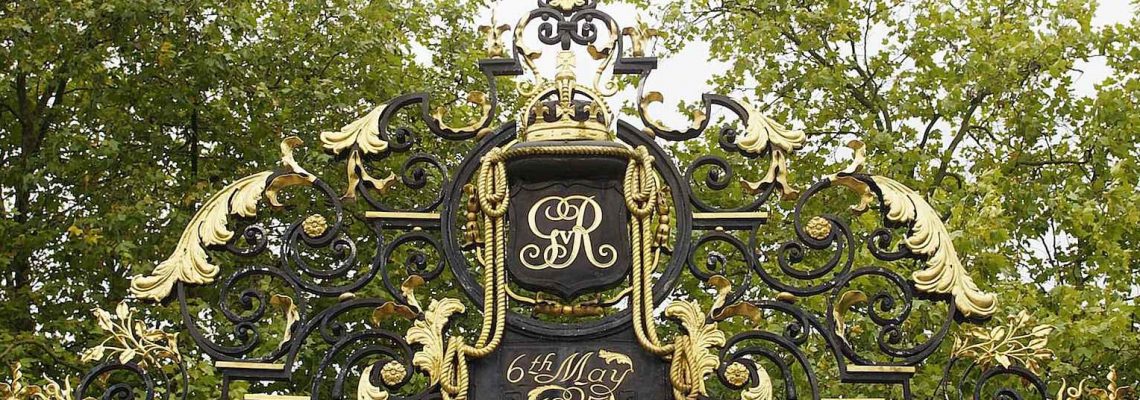 Outside the gates at The Royal Parks garden an Asian massage specialist can meet you