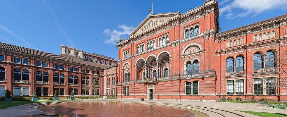 Meet a lovely oriental escort for a massage outside the Victoria and Albert Museum
